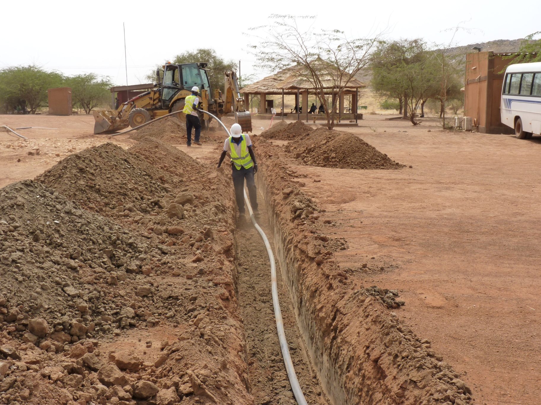 Pose de tube en tranchée — Essakane (Burkina Faso)